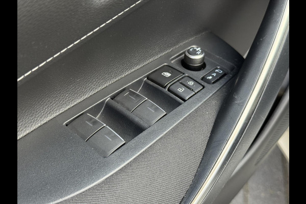 Toyota Corolla 2.0 Hybrid First Edition | Stoel + Stuurverwarming, 17 inch, Keyless, Privacy glass, Apple CarPlay/Android Auto