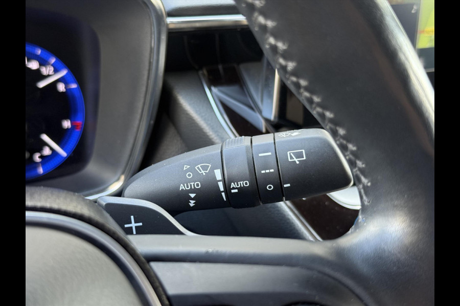 Toyota Corolla 2.0 Hybrid First Edition | Stoel + Stuurverwarming, 17 inch, Keyless, Privacy glass, Apple CarPlay/Android Auto