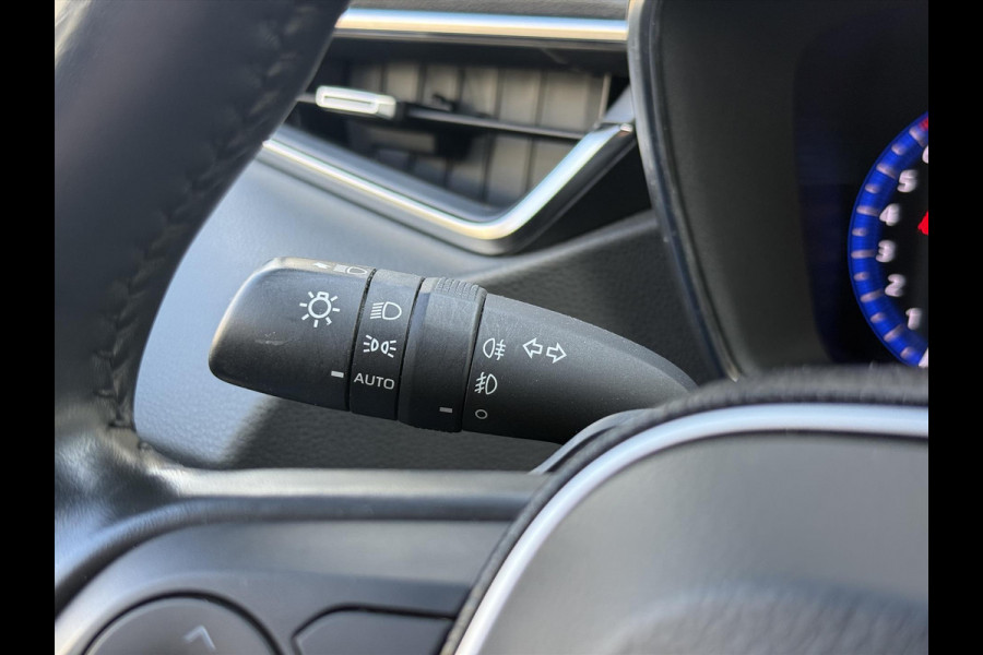 Toyota Corolla 2.0 Hybrid First Edition | Stoel + Stuurverwarming, 17 inch, Keyless, Privacy glass, Apple CarPlay/Android Auto