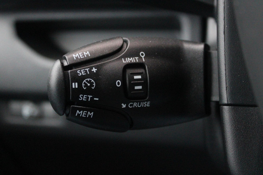 Peugeot e-Expert EV L2 75 kWh | NAVIGATIE 10" TOUCHSCREEN | ACHTERUITRIJ CAMERA | APPLE CARPLAY/ANDROID AUTO | PARKEERSENSOREN | CRUISE CONTROL | DAB+ RADIO | 3-ZITS | LAADRUIMTE PAKKET | PACK MODUWORK |