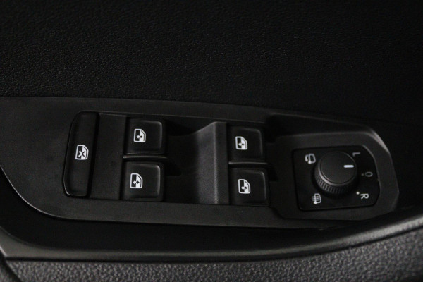 Škoda Karoq 1.5 TSI ACT Sportline Business (PANORAMADAK, STOEL-/STUURVERWARMING, ELEKT. TREKHAAK, ADAPTIVE CRUISE, CAMERA)