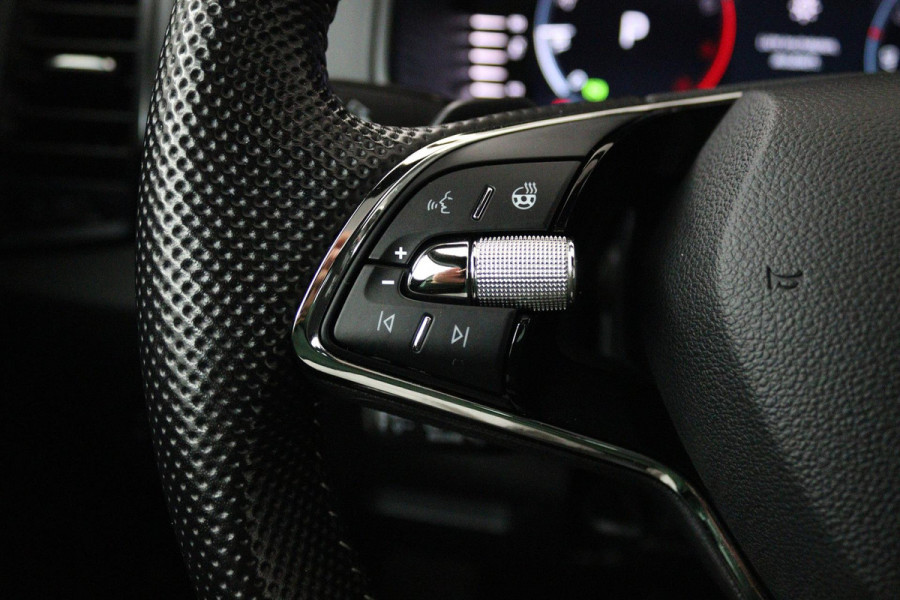 Škoda Karoq 1.5 TSI ACT Sportline Business (PANORAMADAK, STOEL-/STUURVERWARMING, ELEKT. TREKHAAK, ADAPTIVE CRUISE, CAMERA)