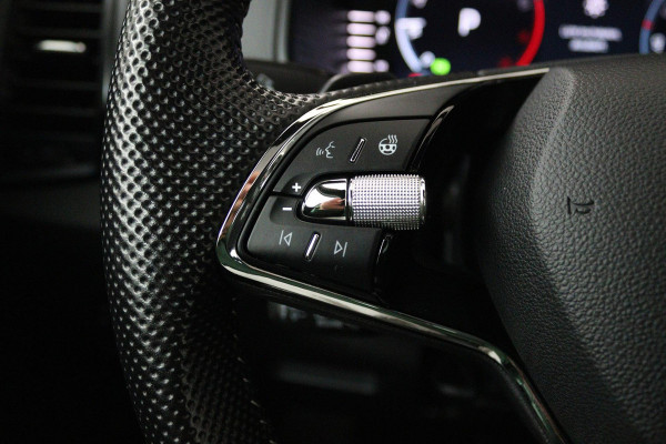 Škoda Karoq 1.5 TSI ACT Sportline Business (PANORAMADAK, STOEL-/STUURVERWARMING, ELEKT. TREKHAAK, ADAPTIVE CRUISE, CAMERA)
