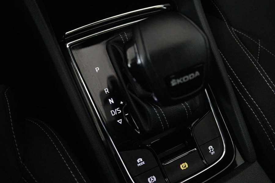 Škoda Karoq 1.5 TSI ACT Sportline Business (PANORAMADAK, STOEL-/STUURVERWARMING, ELEKT. TREKHAAK, ADAPTIVE CRUISE, CAMERA)