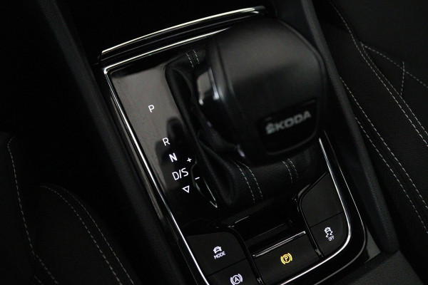 Škoda Karoq 1.5 TSI ACT Sportline Business (PANORAMADAK, STOEL-/STUURVERWARMING, ELEKT. TREKHAAK, ADAPTIVE CRUISE, CAMERA)