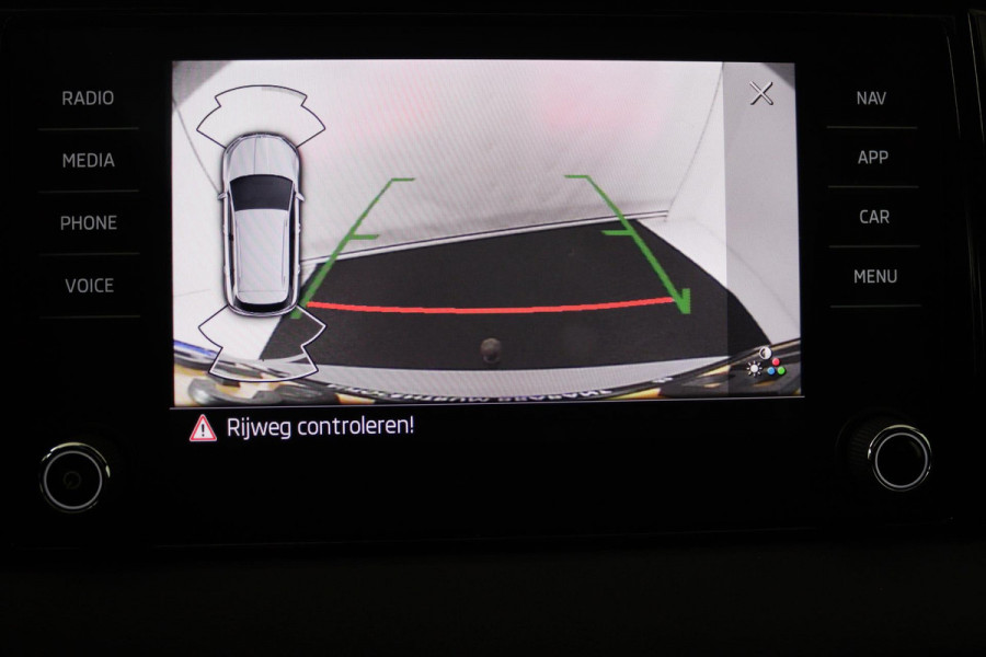 Škoda Karoq 1.5 TSI ACT Sportline Business (PANORAMADAK, STOEL-/STUURVERWARMING, ELEKT. TREKHAAK, ADAPTIVE CRUISE, CAMERA)