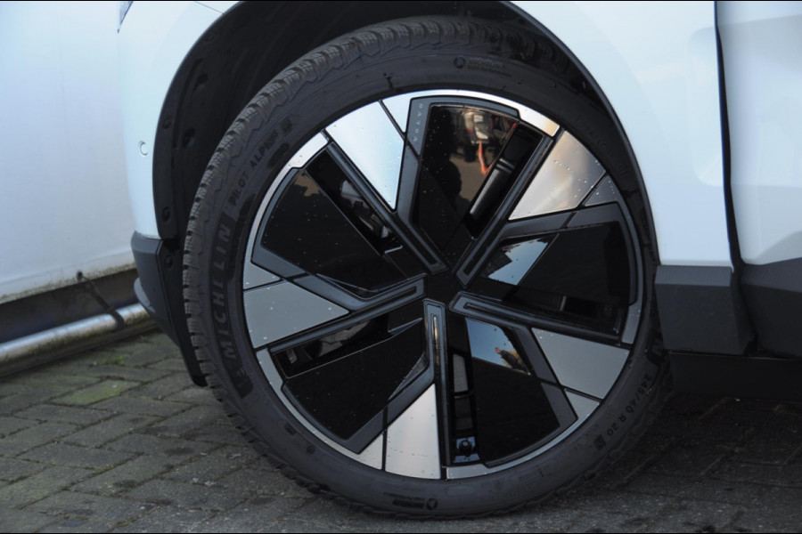 Volvo EX30 428PK Automaat Twin Motor Performance Ultra / 360 graden camera / Pilot assist / Park assist / Panoramadak / Voorstoelen en stuurwiel verwarmd / Elektrisch verstelbare stoelen /