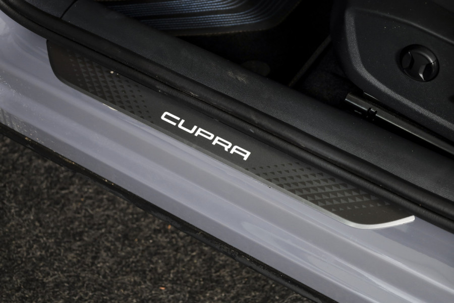 CUPRA Formentor 272 PK e-Hybrid VZ Performance (Nieuw model)  - Automaat | Dig. Cockpit | Adapt. Cruise | Stoel-+Stuurverw. | Elek. stoel met geheugen | PDC | Camera | NAV + App. Connect | ECC | LM 19" Sandstorm Copper |