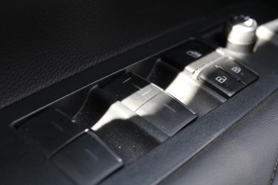 Toyota Corolla Touring Sports 1.8 Hybrid Business Intro | Adaptieve Cruise | Stoelverwarming | Apple Carplay
