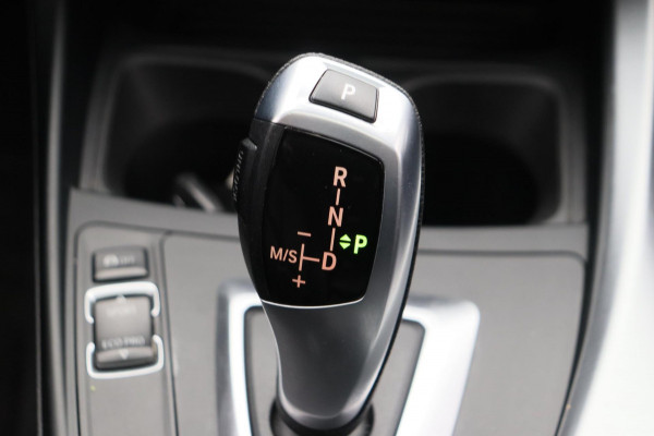 BMW 1-serie 118i High Executive * Trekhaak * Panoramadak Leder Stoelverwarming
