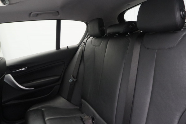 BMW 1-serie 118i High Executive * Trekhaak * Panoramadak Leder Stoelverwarming