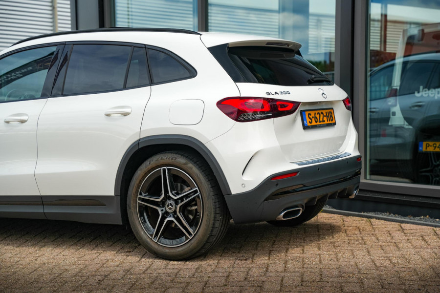 Mercedes-Benz GLA 200 AMG Line Panodak Ambient Stoelverw. Camera Cruise