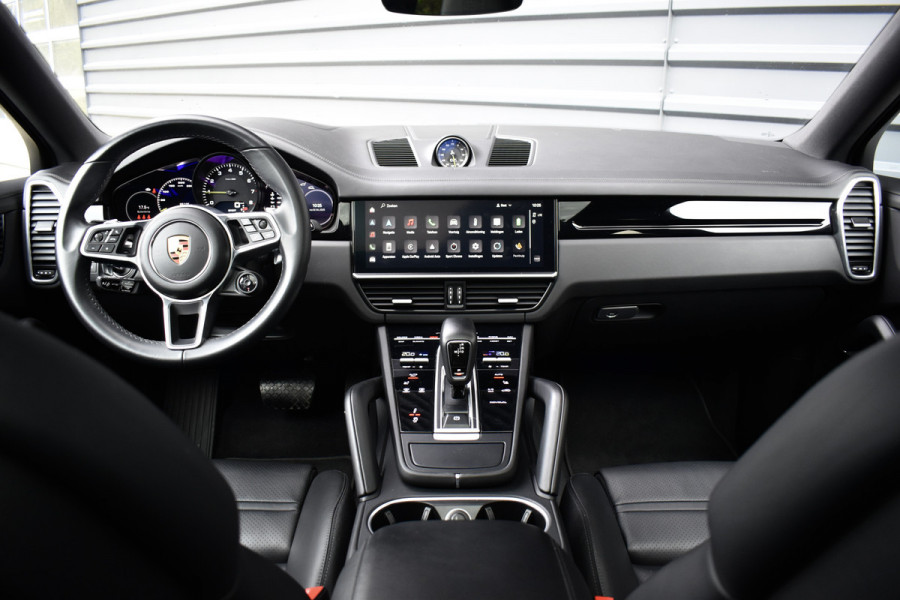 Porsche Cayenne Coupé (8-7 beschikbaar) 3.0 E-Hybrid 462pk Sport Design | Panoramadak | 22'' Velgen | ACC | Head-Up | Bose | Sportchrono | Leder Dashbord |