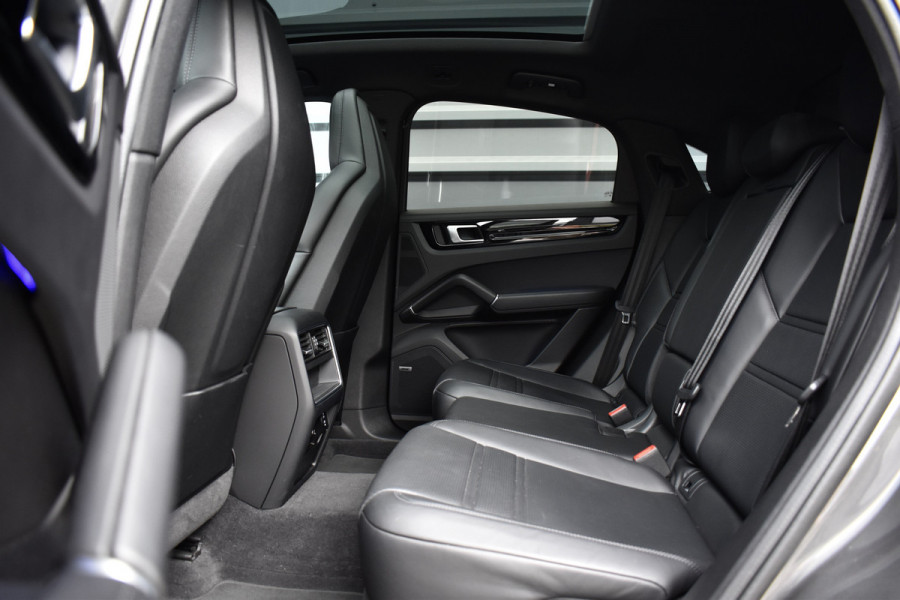 Porsche Cayenne Coupé (8-7 beschikbaar) 3.0 E-Hybrid 462pk Sport Design | Panoramadak | 22'' Velgen | ACC | Head-Up | Bose | Sportchrono | Leder Dashbord |