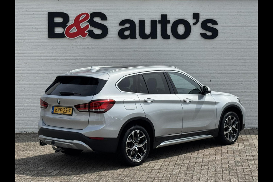 BMW X1 SDrive18i High Executive Trekhaak Navigatie Led verlichting Clima Cruise Panorama