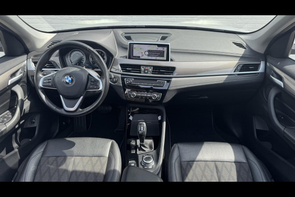 BMW X1 SDrive18i High Executive Trekhaak Navigatie Led verlichting Clima Cruise Panorama