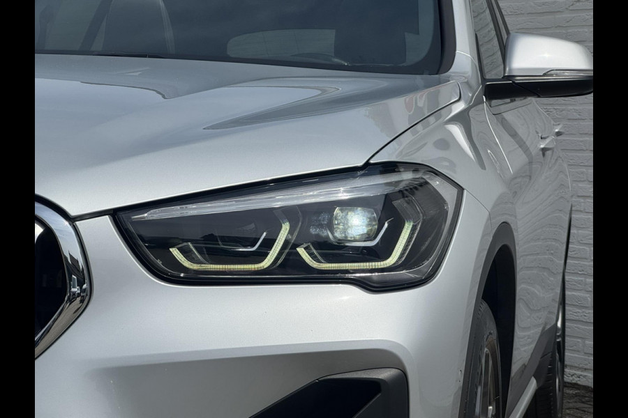 BMW X1 SDrive18i High Executive Trekhaak Navigatie Led verlichting Clima Cruise Panorama