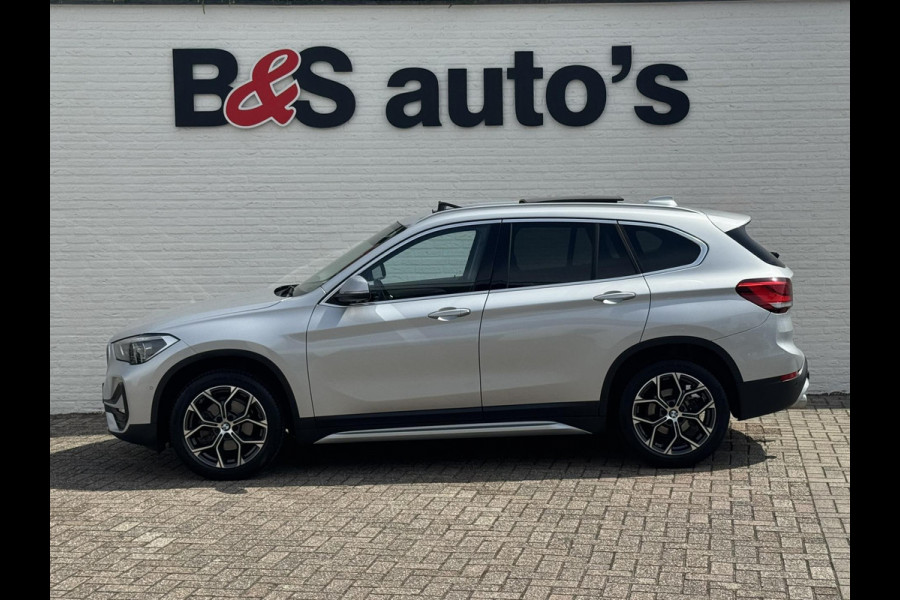 BMW X1 SDrive18i High Executive Trekhaak Navigatie Led verlichting Clima Cruise Panorama
