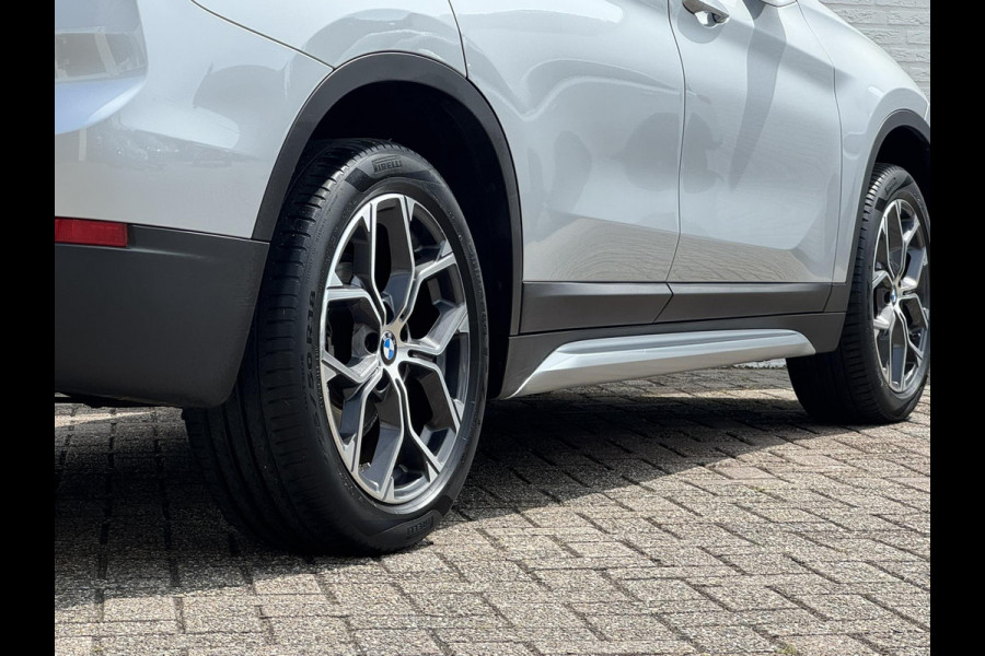 BMW X1 SDrive18i High Executive Trekhaak Navigatie Led verlichting Clima Cruise Panorama