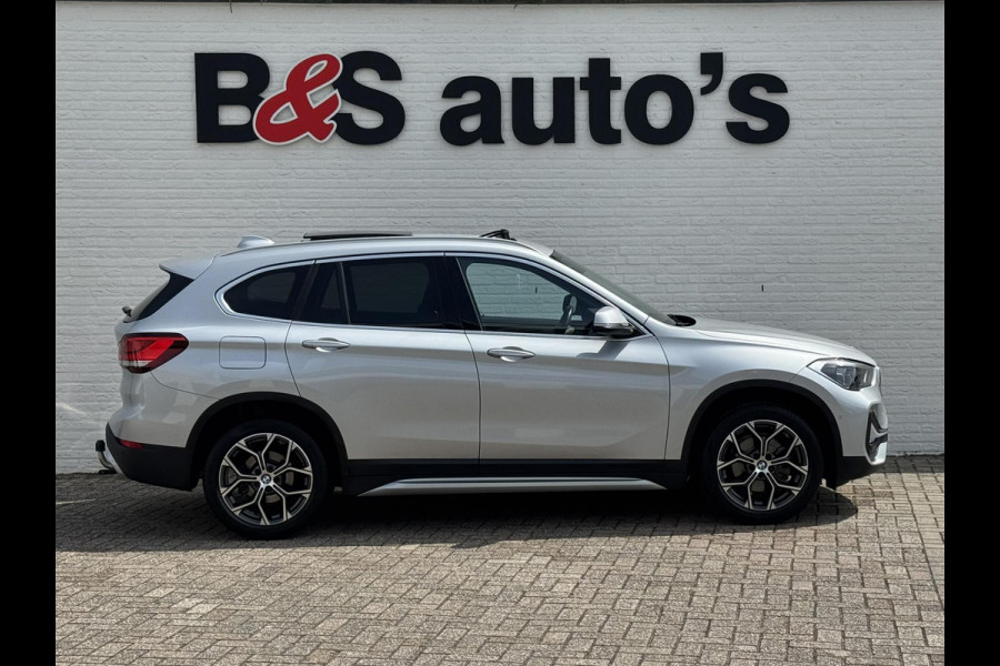 BMW X1 SDrive18i High Executive Trekhaak Navigatie Led verlichting Clima Cruise Panorama
