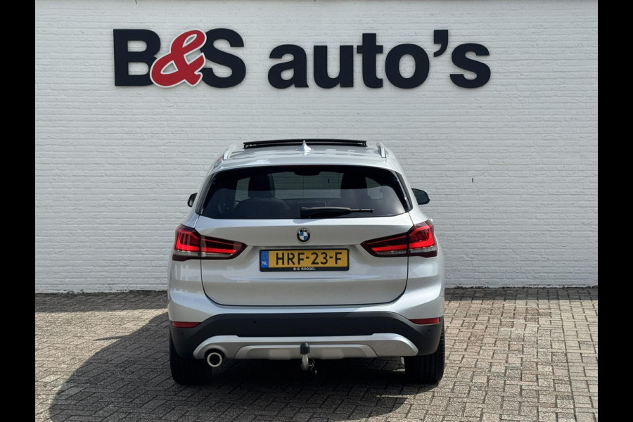 BMW X1 SDrive18i High Executive Trekhaak Navigatie Led verlichting Clima Cruise Panorama