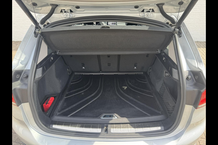 BMW X1 SDrive18i High Executive Trekhaak Navigatie Led verlichting Clima Cruise Panorama