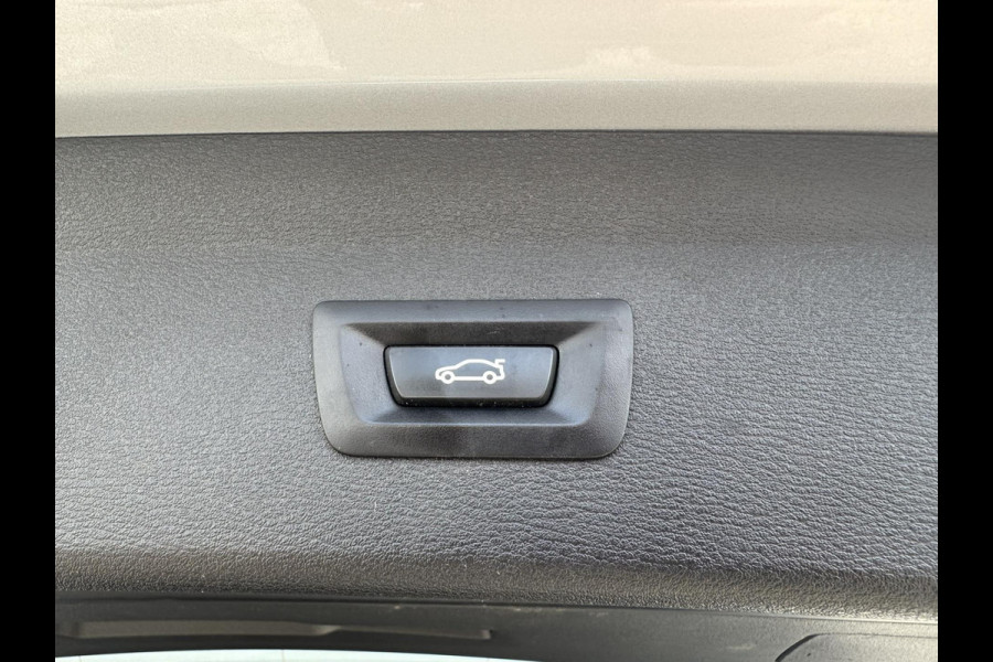 BMW X1 SDrive18i High Executive Trekhaak Navigatie Led verlichting Clima Cruise Panorama