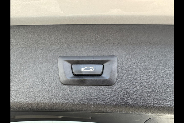 BMW X1 SDrive18i High Executive Trekhaak Navigatie Led verlichting Clima Cruise Panorama