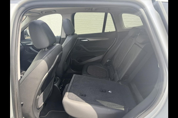 BMW X1 SDrive18i High Executive Trekhaak Navigatie Led verlichting Clima Cruise Panorama