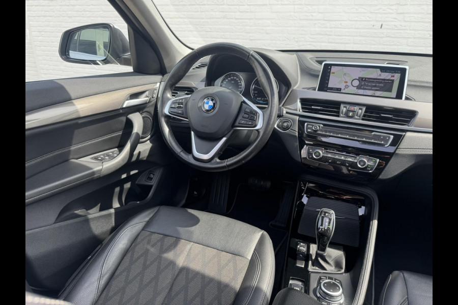 BMW X1 SDrive18i High Executive Trekhaak Navigatie Led verlichting Clima Cruise Panorama