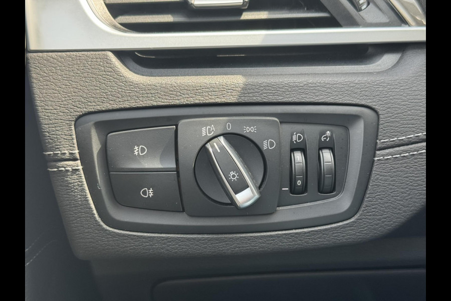BMW X1 SDrive18i High Executive Trekhaak Navigatie Led verlichting Clima Cruise Panorama