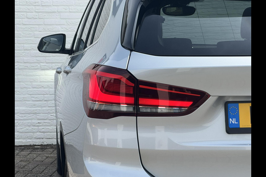 BMW X1 SDrive18i High Executive Trekhaak Navigatie Led verlichting Clima Cruise Panorama