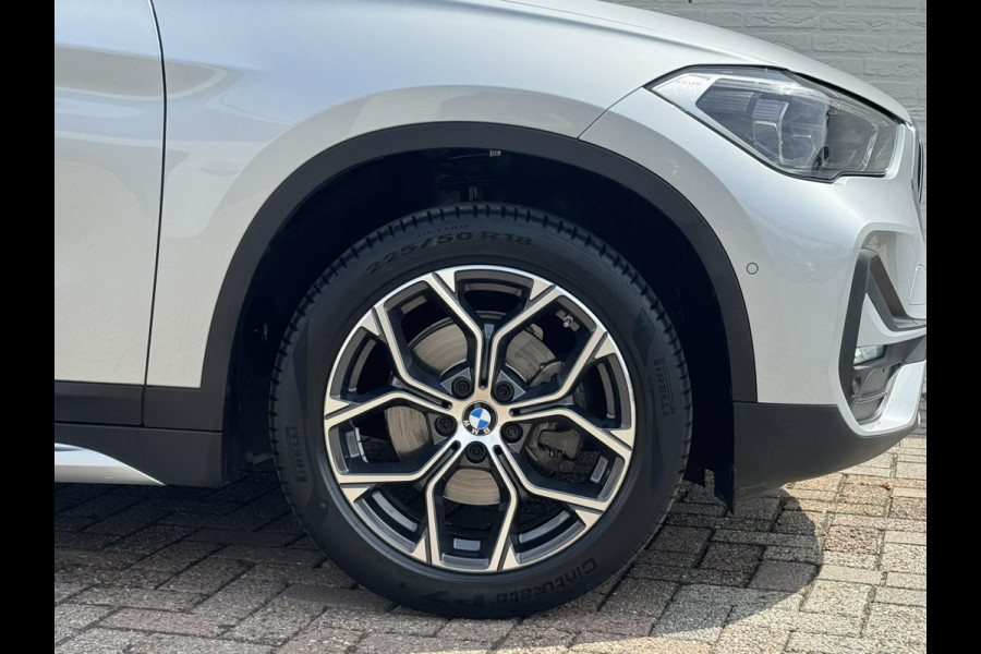 BMW X1 SDrive18i High Executive Trekhaak Navigatie Led verlichting Clima Cruise Panorama
