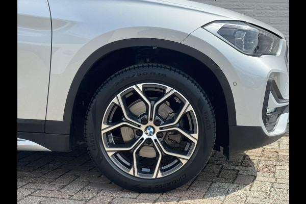 BMW X1 SDrive18i High Executive Trekhaak Navigatie Led verlichting Clima Cruise Panorama
