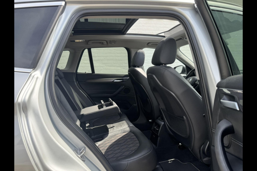 BMW X1 SDrive18i High Executive Trekhaak Navigatie Led verlichting Clima Cruise Panorama