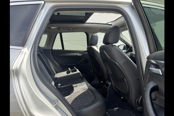 BMW X1 SDrive18i High Executive Trekhaak Navigatie Led verlichting Clima Cruise Panorama