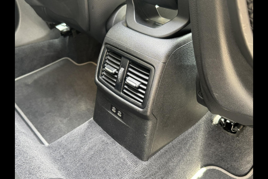 BMW X1 SDrive18i High Executive Trekhaak Navigatie Led verlichting Clima Cruise Panorama