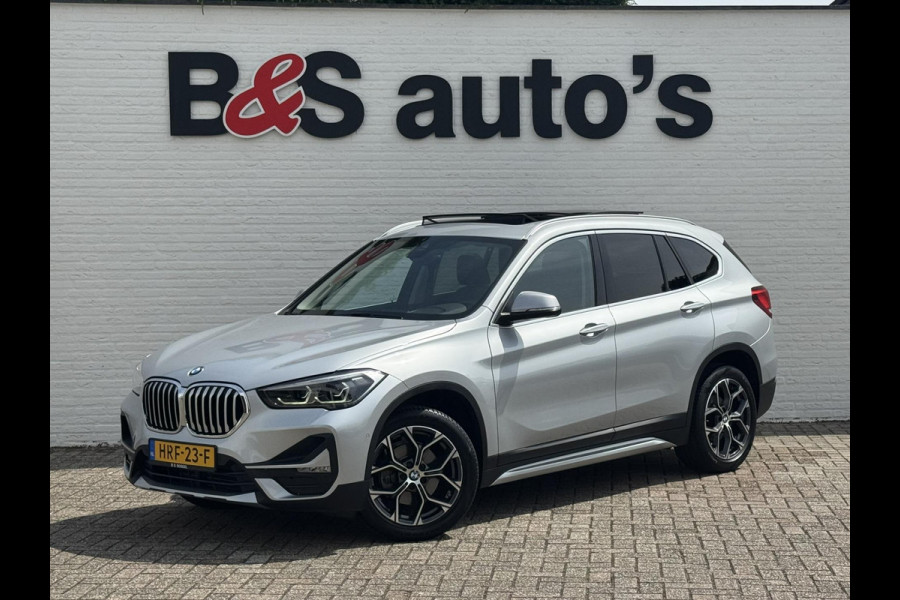 BMW X1 SDrive18i High Executive Trekhaak Navigatie Led verlichting Clima Cruise Panorama