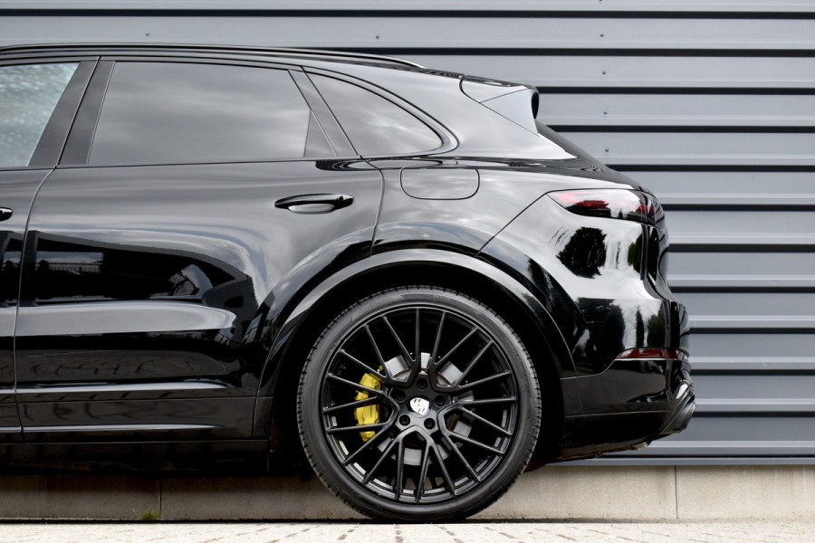 Porsche Cayenne 3.0 E-Hybrid 462pk | Panoramadak | 22'' Velgen | Matrix PDLS+ | Massage Stoelen | Trekhaak wegklapbaar | Bose |