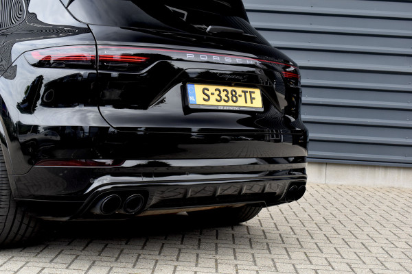 Porsche Cayenne 3.0 E-Hybrid 462pk | Panoramadak | 22'' Velgen | Matrix PDLS+ | Massage Stoelen | Trekhaak wegklapbaar | Bose |