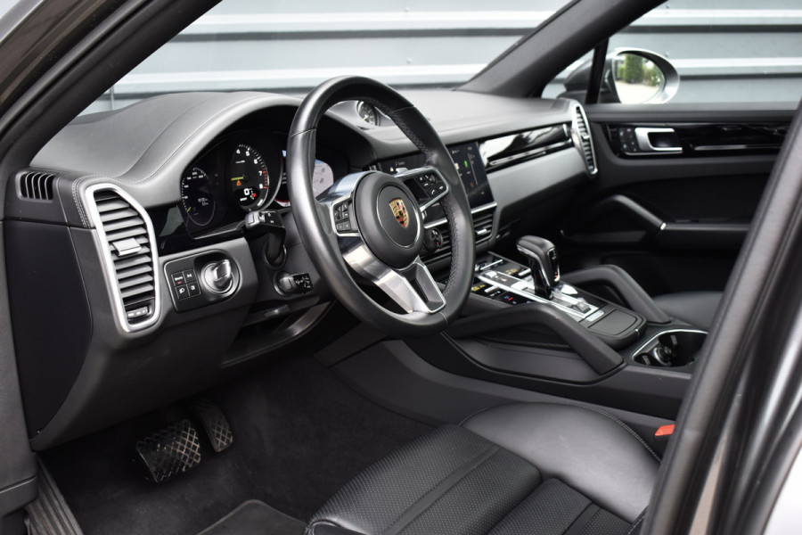 Porsche Cayenne Coupé (8-7 beschikbaar) 3.0 E-Hybrid 462pk Sport Design | Panoramadak | 22'' Velgen | ACC | Head-Up | Bose | Sportchrono | Leder Dashbord |
