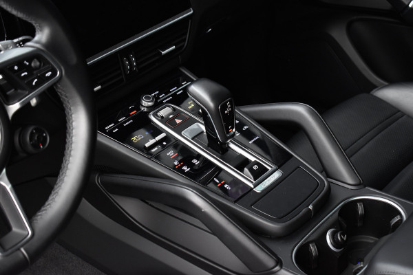 Porsche Cayenne Coupé (8-7 beschikbaar) 3.0 E-Hybrid 462pk Sport Design | Panoramadak | 22'' Velgen | ACC | Head-Up | Bose | Sportchrono | Leder Dashbord |