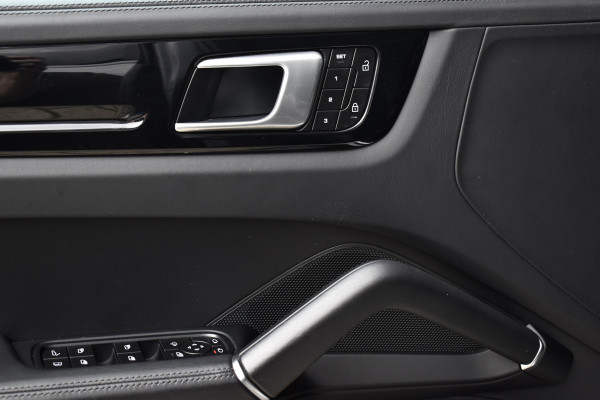 Porsche Cayenne Coupé (8-7 beschikbaar) 3.0 E-Hybrid 462pk Sport Design | Panoramadak | 22'' Velgen | ACC | Head-Up | Bose | Sportchrono | Leder Dashbord |