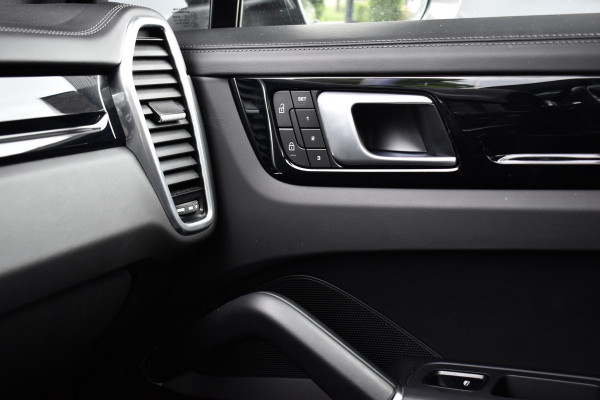 Porsche Cayenne Coupé (8-7 beschikbaar) 3.0 E-Hybrid 462pk Sport Design | Panoramadak | 22'' Velgen | ACC | Head-Up | Bose | Sportchrono | Leder Dashbord |
