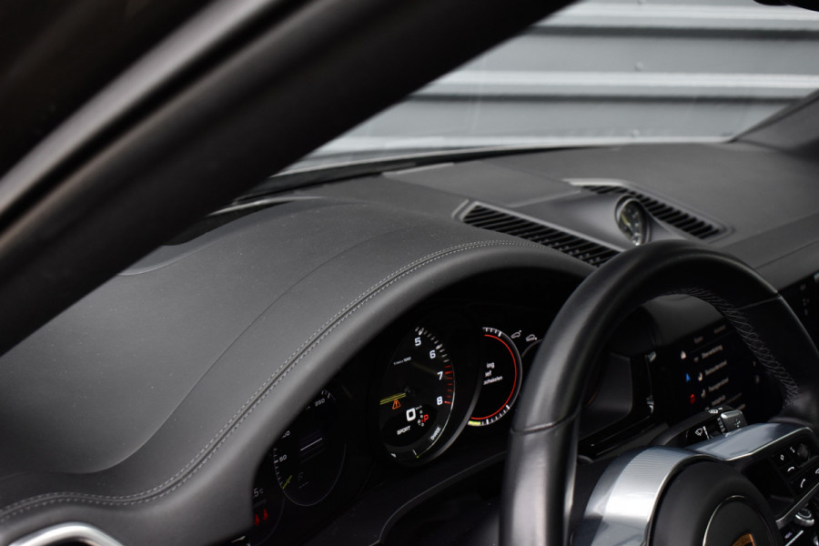 Porsche Cayenne Coupé (8-7 beschikbaar) 3.0 E-Hybrid 462pk Sport Design | Panoramadak | 22'' Velgen | ACC | Head-Up | Bose | Sportchrono | Leder Dashbord |