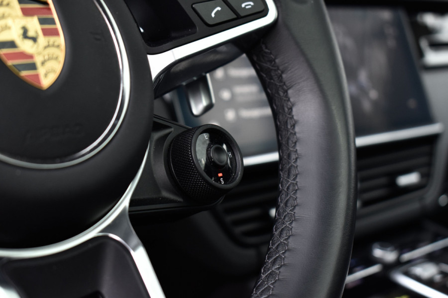 Porsche Cayenne Coupé (8-7 beschikbaar) 3.0 E-Hybrid 462pk Sport Design | Panoramadak | 22'' Velgen | ACC | Head-Up | Bose | Sportchrono | Leder Dashbord |