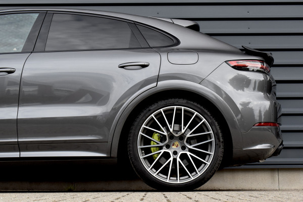 Porsche Cayenne Coupé (8-7 beschikbaar) 3.0 E-Hybrid 462pk Sport Design | Panoramadak | 22'' Velgen | ACC | Head-Up | Bose | Sportchrono | Leder Dashbord |