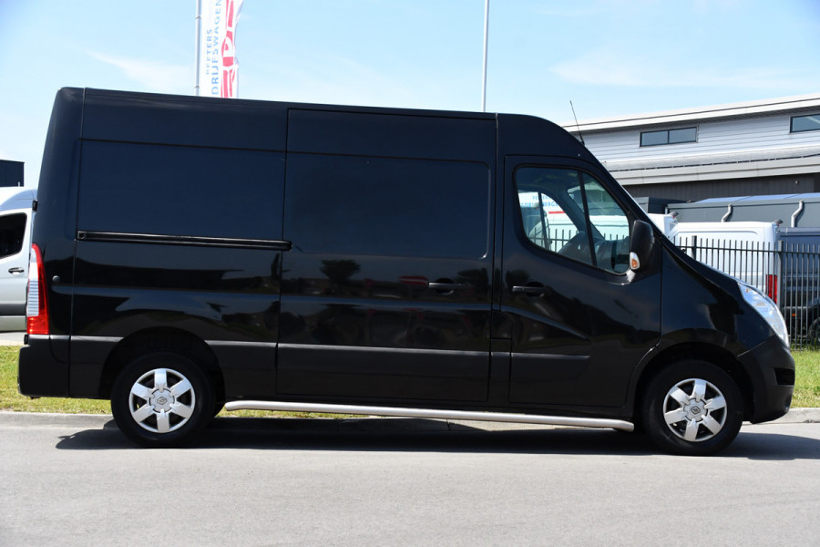 Renault Master T35 2.3 dCi L2H2 Black Edition Cruise, NAVI, Sensoren, Multimedia, Clima, Trekhaak, Airco, 145PK, Uniek!