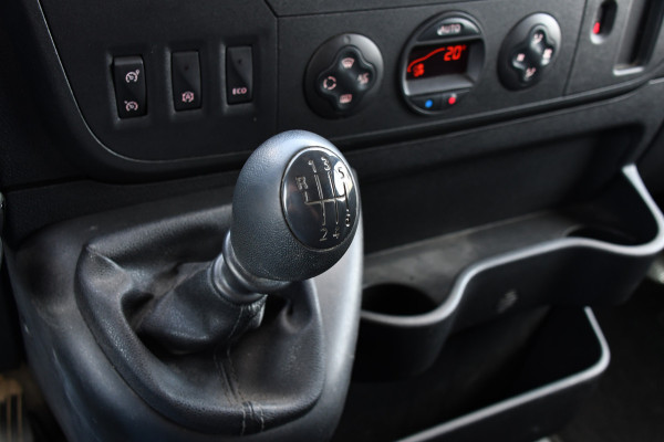 Renault Master T35 2.3 dCi L2H2 Black Edition Cruise, NAVI, Sensoren, Multimedia, Clima, Trekhaak, Airco, 145PK, Uniek!