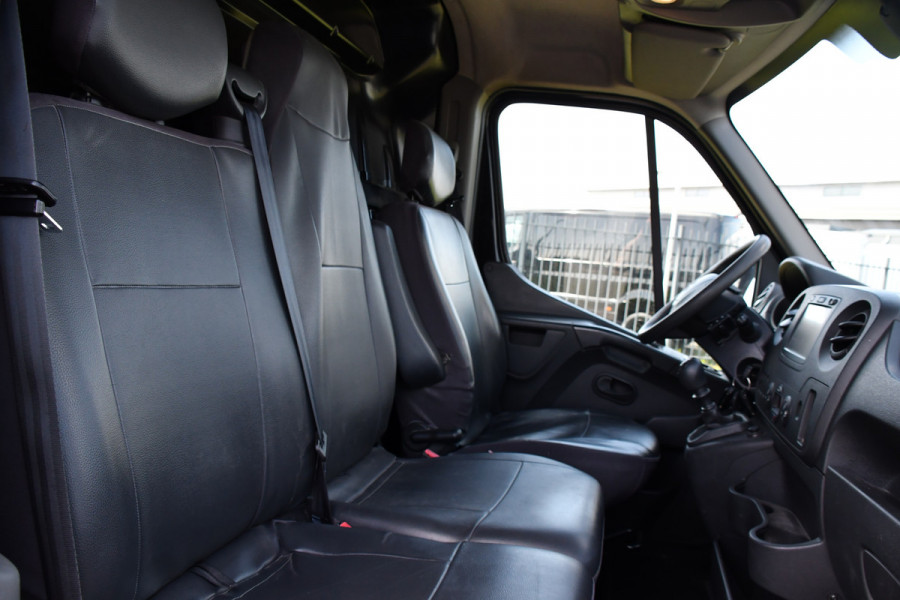 Renault Master T35 2.3 dCi L2H2 Black Edition Cruise, NAVI, Sensoren, Multimedia, Clima, Trekhaak, Airco, 145PK, Uniek!